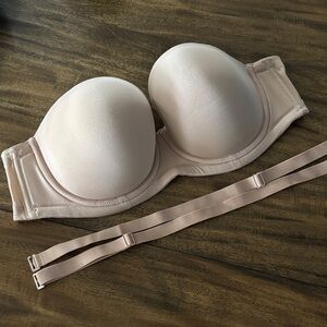 Wacoal Strapless Bra NWOT in Cream. Convertible removable straps.